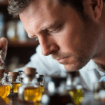 Pria menguji aroma parfum di laboratorium parfum.
