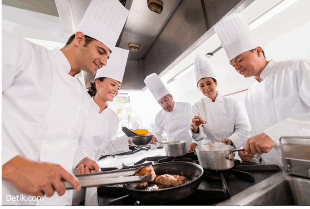 Tim chef bekerja sama di dapur profesional
