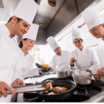 Tim chef bekerja sama di dapur profesional