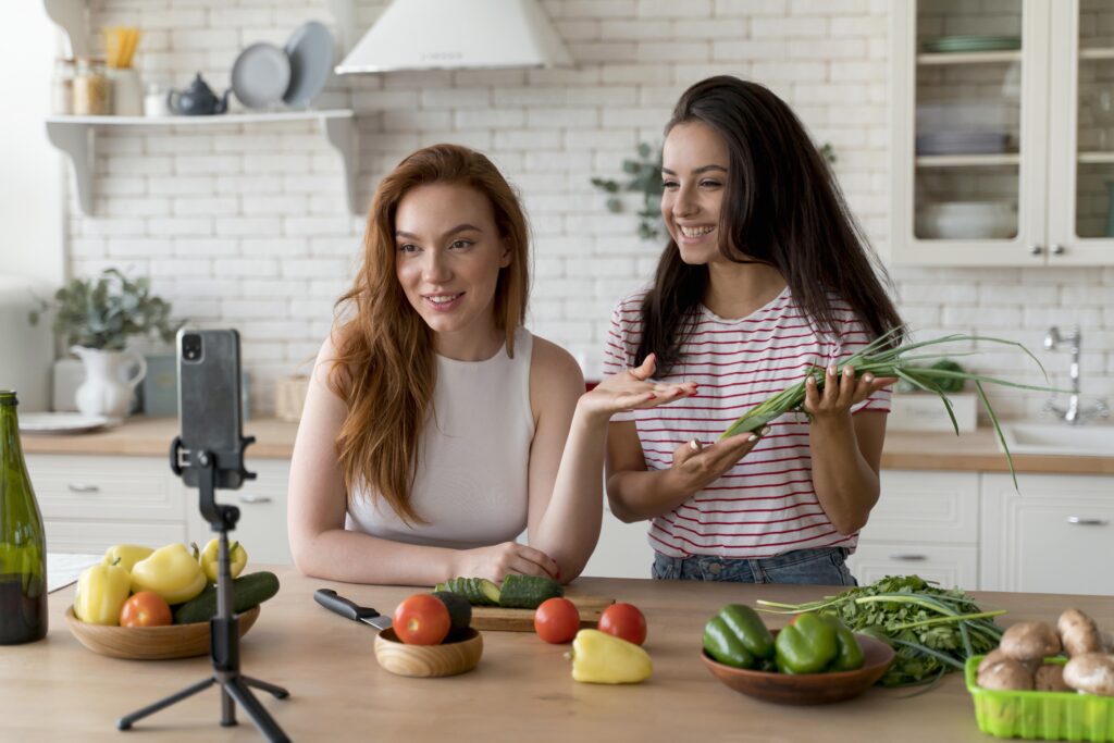 Dua food vlogger membuat konten memasak di dapur
