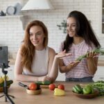 Dua food vlogger membuat konten memasak di dapur