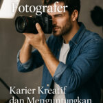Fotografer pria sedang memotret di studio dengan teks “Profesi Fotografer”.